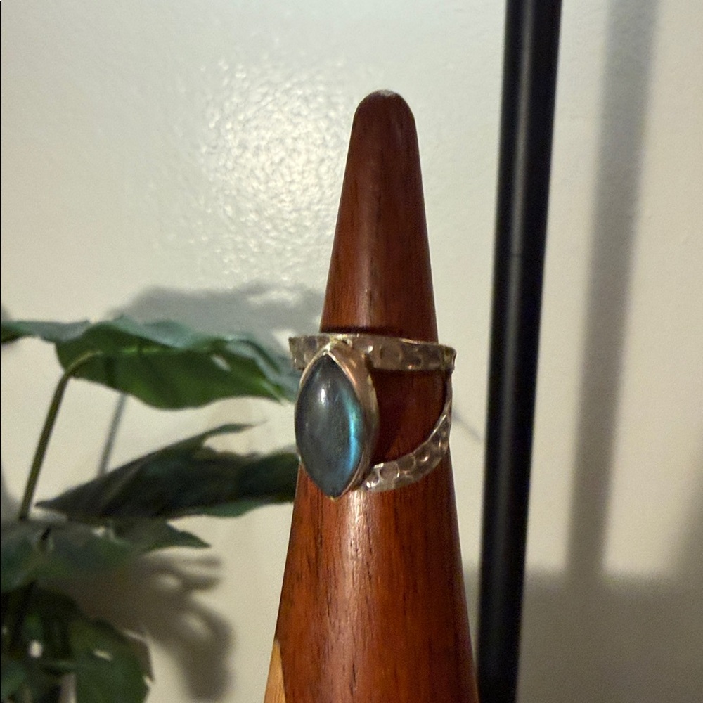 Hammered band laboradorite sterling Silver Ring with semiprecious Gemstone 7.5
